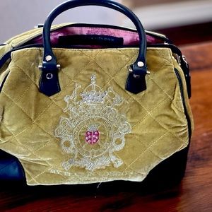 My Flat in London bag is both fun and Fashionable. Great quality and condition.